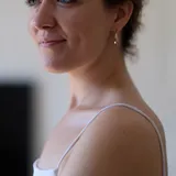 Porträtfoto einer gut gelaunten Leserin